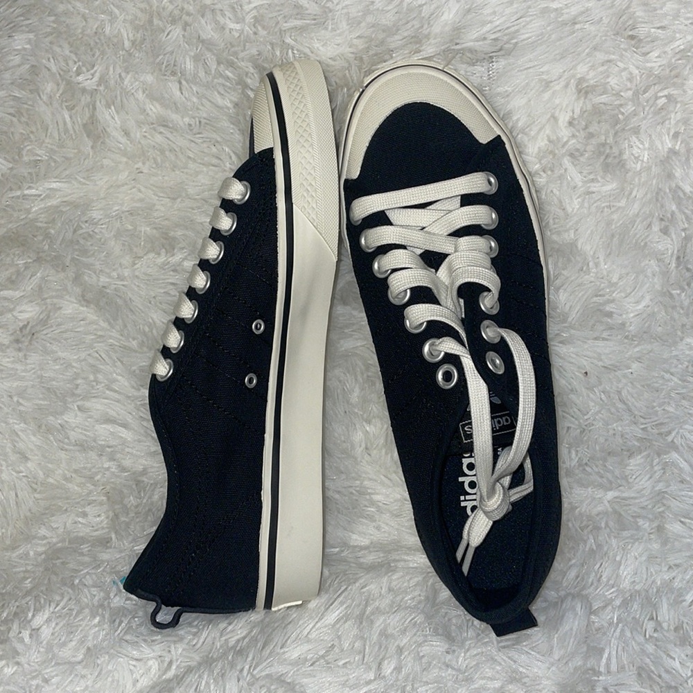 Brand NEW ADIDAS women 8